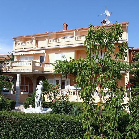 Guest House Sandra Rab Town Eksteriør bilde